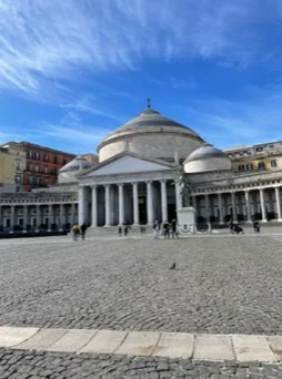 Kopuła bazyliki i kolumnada przy Piazza del Plebiscito w Neapolu