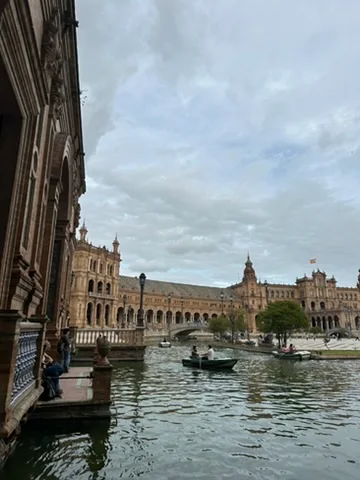 Kanał i budynki z arkadami na Plaza de España w Sewilli